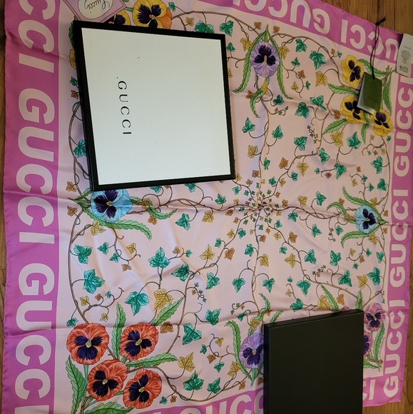Authentic Gucci Floral Print Silk Scarve - Picture 5 of 12